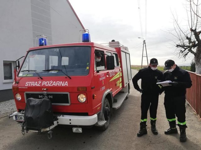 [FOTO] Strażacy ochotnicy pomagają w walce z koronawirusem