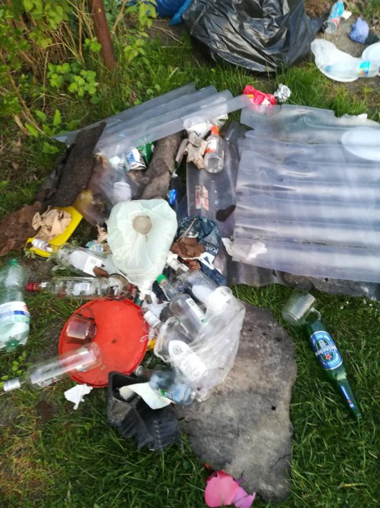 [FOTO] Rozrzucili śmieci bo dezynfekowali kubły