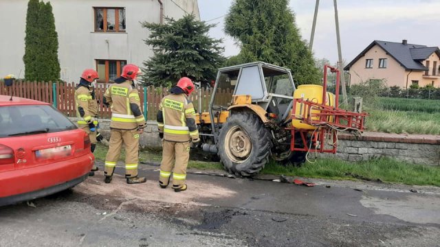 [FOTO] Zderzenie osobówki z traktorem
