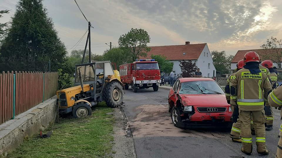 [FOTO] Zderzenie osobówki z traktorem