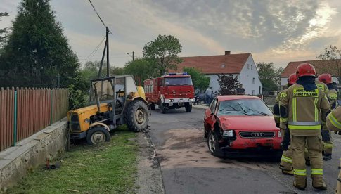 [FOTO] Zderzenie osobówki z traktorem