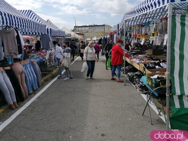 [FOTO] Targowisko ponownie otwarte: tłumów brak