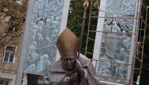 Libacja pod pomnikiem papieża