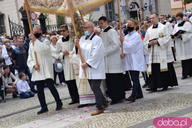 [FOTO, WIDEO] Procesja Bożego Ciała przeszła ulicami Świdnicy