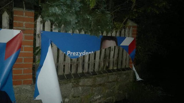 [FOTO] Pod osłoną nocy wandale zniszczyli banery Rafała Trzaskowskiego