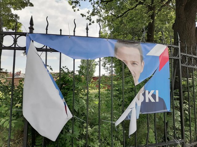 [FOTO] Pod osłoną nocy wandale zniszczyli banery Rafała Trzaskowskiego