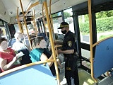 [FOTO] Brak maseczki w autobusie może kosztować 500 zł. Strażnicy kontrolują pasażerów