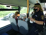 [FOTO] Brak maseczki w autobusie może kosztować 500 zł. Strażnicy kontrolują pasażerów
