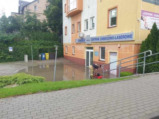 [FOTO] Burza nad Świdnicą. Zalane parkingi, nieprzejezdna ulica pod wiaduktem