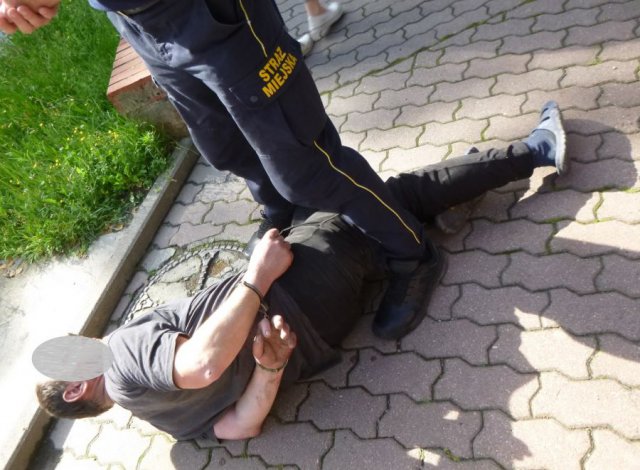 [FOTO] Zaatakował metalową rurą klienta ZUS-u. Mężczyzna jest poważnie ranny