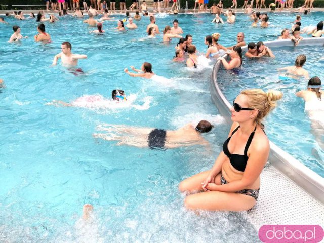 [FOTO] Tłumy na strzegomskim basenie