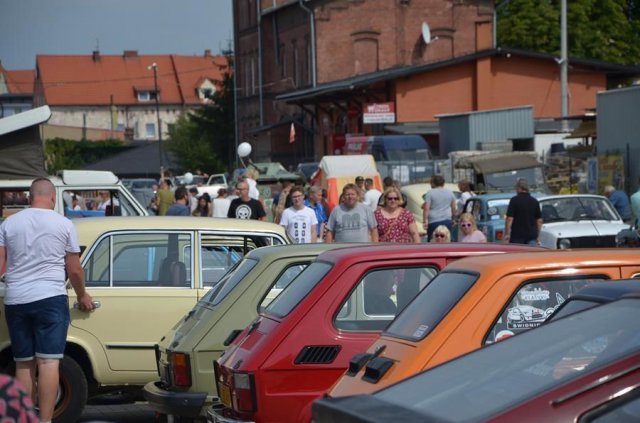 [FOTO] Zabytkowe samochody zjechały do Żarowa