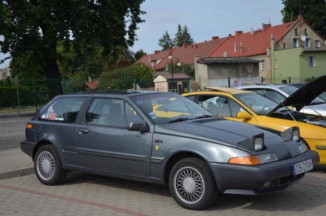 [FOTO] Zabytkowe samochody zjechały do Żarowa