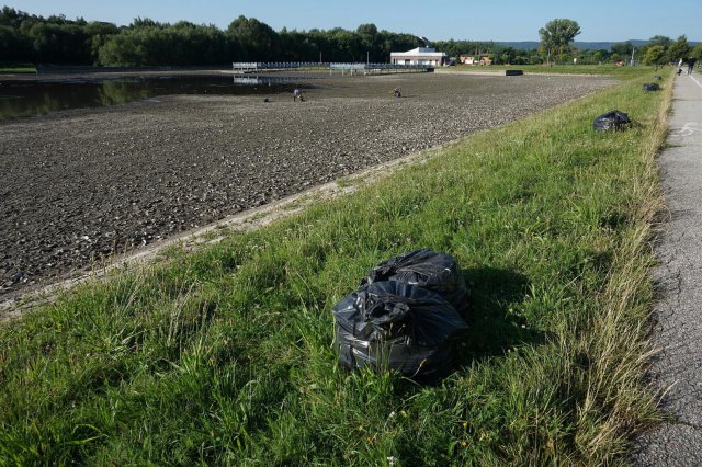[FOTO] Prokurator na terenie zalewu. Pracownicy Wód Polskich oczyszczają akwen z martwych małż