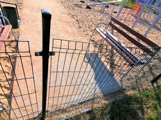 [FOTO] Zniszczono ogrodzenie przy placu zabaw