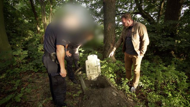 [WIDEO] Ktoś rozkopał grób szukając skarbów. Zaskakujące odkrycie na poniemieckim cmentarzu