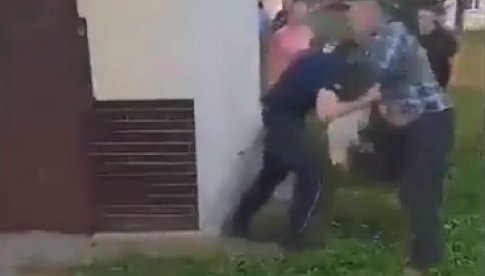 [WIDEO] Pobili policjantów na służbie