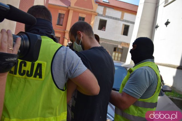 Ojciec z synem pobili policjantów. Dziś usłyszą zarzuty