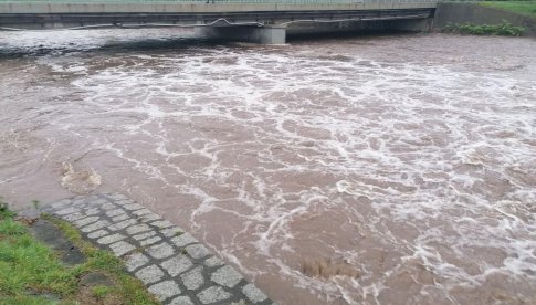 Po ulewnych deszczach podjęto decyzję o konieczności zrzutu wody z zapory w Zagórzu Śląskim. 