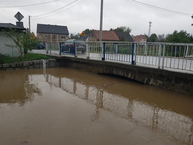 [FOTO] Nieprzejezdne drogi w gm. Marcinowice, zamknięty przejazd przez most