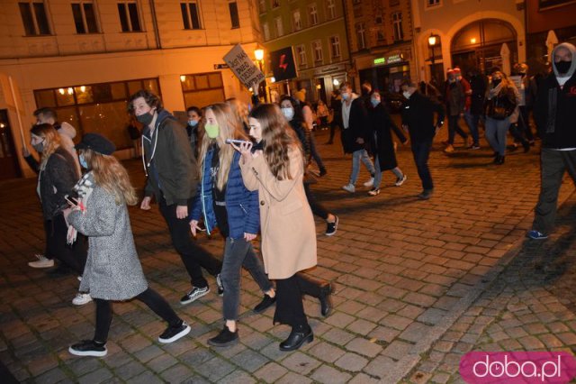 [FOTO, WIDEO] Tłumy na marszu kobiet. Pod katedrą obrońcy kościoła