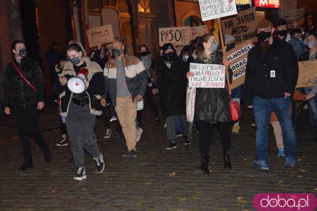 [FOTO, WIDEO] Tłumy na marszu kobiet. Pod katedrą obrońcy kościoła