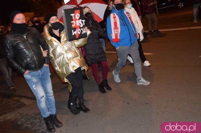 [FOTO, WIDEO] Tłumy na marszu kobiet. Pod katedrą obrońcy kościoła