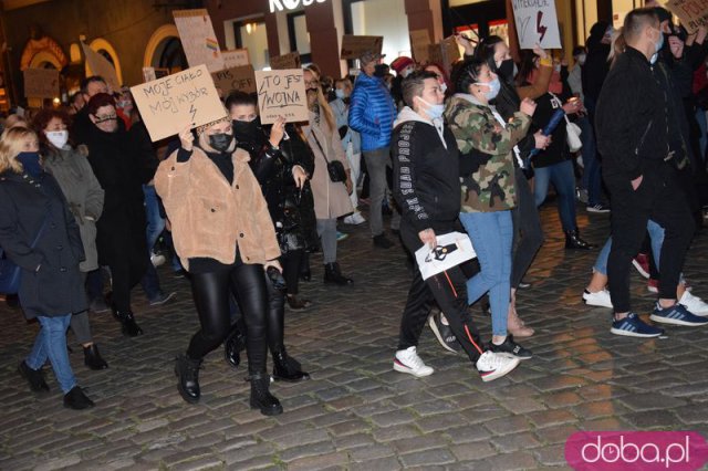 [FOTO, WIDEO] Tłumy na marszu kobiet. Pod katedrą obrońcy kościoła