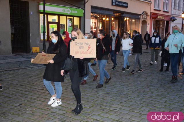 [FOTO, WIDEO] Mylicie Sejm z cyrkiem, a Polskę z lasem - manifestacja w Świdnicy