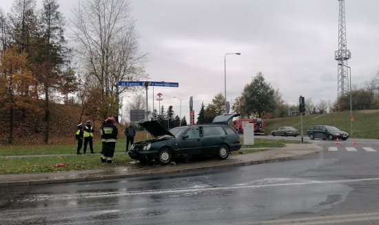 [FOTO] Pożar samochodu na skrzyżowaniu