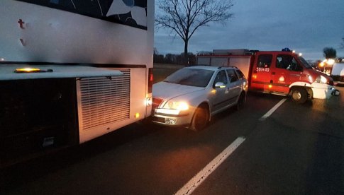 Zderzenie trzech pojazdów na dk35. Droga zablokowana w obu kierunkach