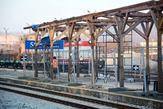 [FOTO] Rozpoczął się remont zabytkowego dworca w Strzegomiu