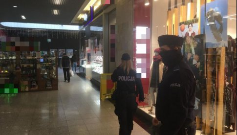 Policjanci kontrolują galerie handlowe i sklepy