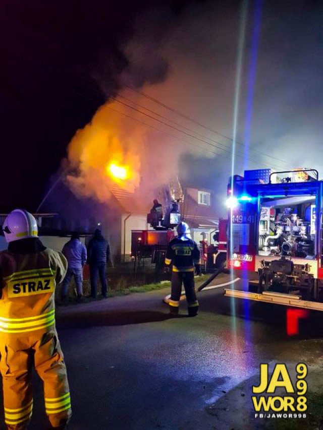[FOTO] Nocny pożar domu w Czernicy. Pogorzelcy potrzebują pomocy!