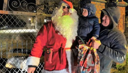Święty Mikołaj przyjechał do Pożarzyska wozem strażackim