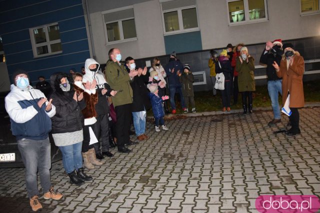 [FOTO, WIDEO] Kolędowali pod szpitalem: dla pacjentów i personelu