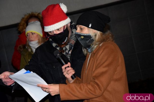 [FOTO, WIDEO] Kolędowali pod szpitalem: dla pacjentów i personelu