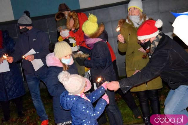 [FOTO, WIDEO] Kolędowali pod szpitalem: dla pacjentów i personelu