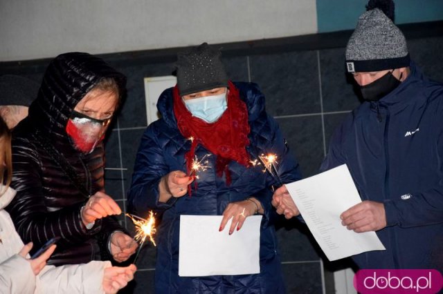 [FOTO, WIDEO] Kolędowali pod szpitalem: dla pacjentów i personelu
