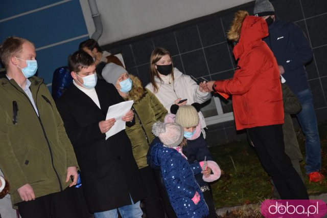 [FOTO, WIDEO] Kolędowali pod szpitalem: dla pacjentów i personelu