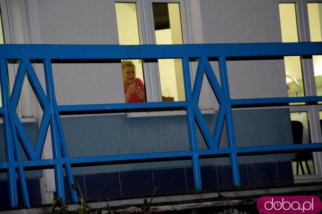 [FOTO, WIDEO] Kolędowali pod szpitalem: dla pacjentów i personelu