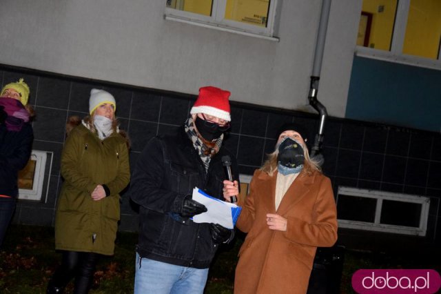 [FOTO, WIDEO] Kolędowali pod szpitalem: dla pacjentów i personelu