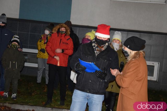 [FOTO, WIDEO] Kolędowali pod szpitalem: dla pacjentów i personelu