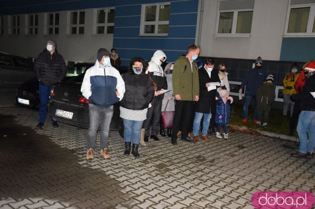 [FOTO, WIDEO] Kolędowali pod szpitalem: dla pacjentów i personelu