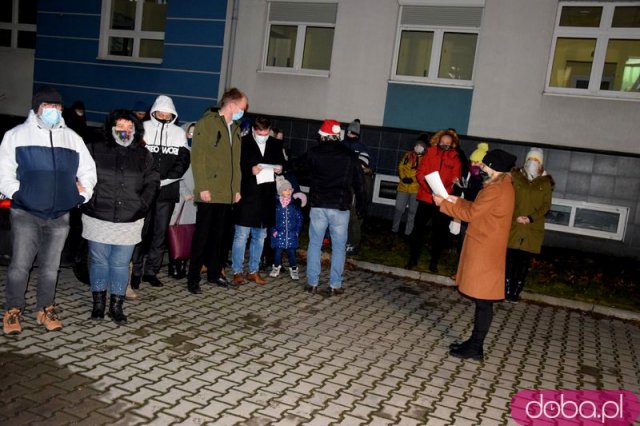 [FOTO, WIDEO] Kolędowali pod szpitalem: dla pacjentów i personelu