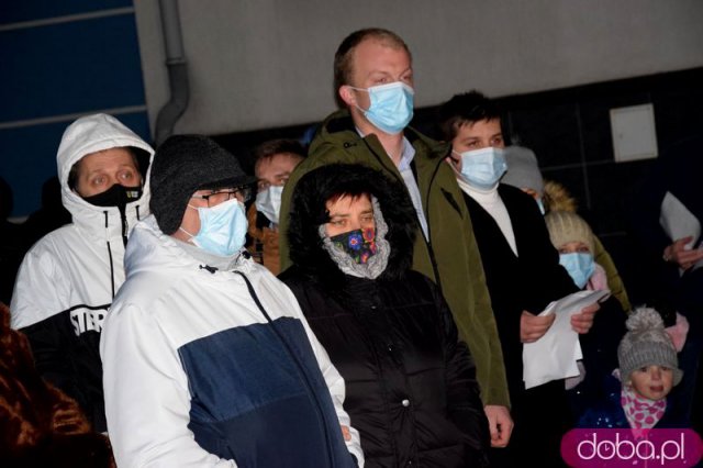 [FOTO, WIDEO] Kolędowali pod szpitalem: dla pacjentów i personelu
