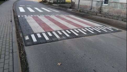 [FOTO] Ma być bezpieczniej w pobliżu skrzyżowania w Witoszowie Dolnym
