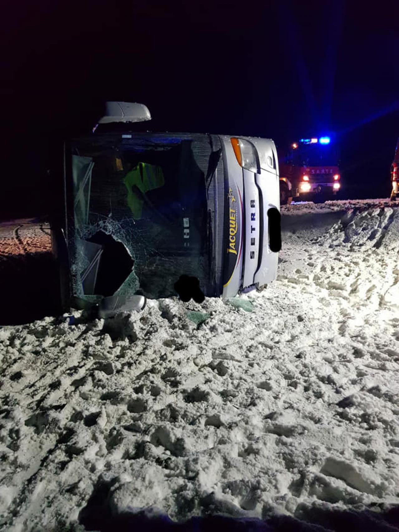 [FOTO] Wypadek autokaru na krajowej 35