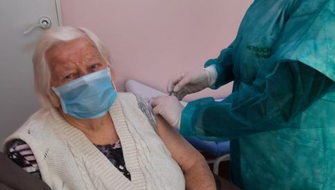 102-latka zaszczepiona przeciw koronawirusowi