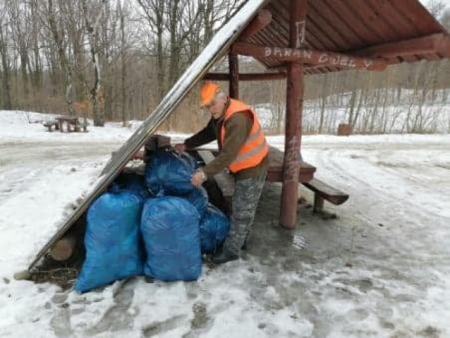[FOTO] Zakasał rękawy i kolejny raz posprzątał śmieci, które do lasu przywieźli inni